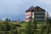 64 Passaggio al Rif. Laghi Gemelli (1968 m)